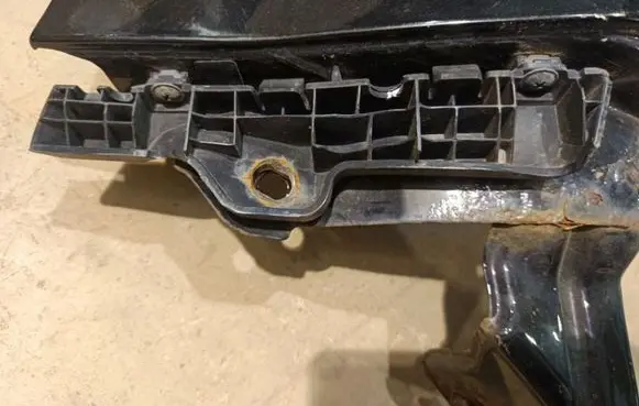 KIA Sorento Front bumper mounting bracket 