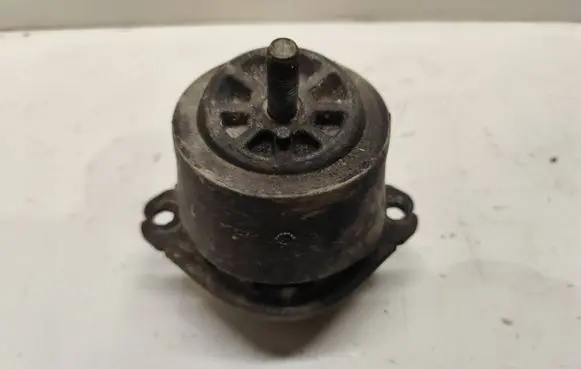 Volkswagen Touareg I Engine mount bracket 7L6199131C 23092004 B5TDL