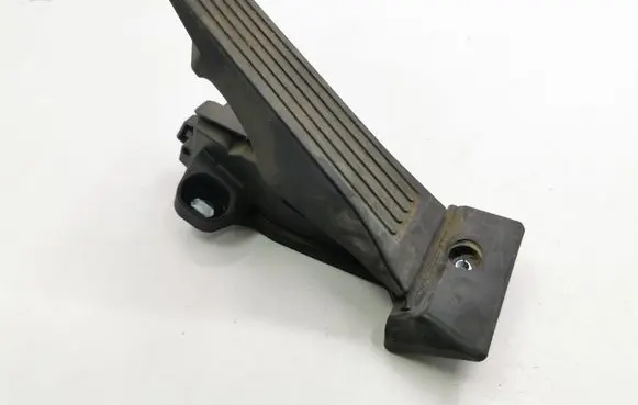 Accelerator throttle pedal