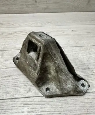 BMW 5 GT F07 Engine mounting bracket 6777628