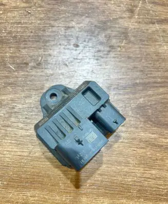 BMW 3 E90 E91 Glow plug pre-heat relay 8570087