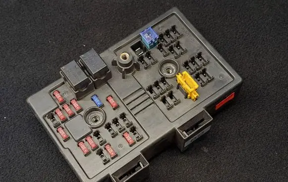 Chevrolet Captiva Fuse module 96821082
