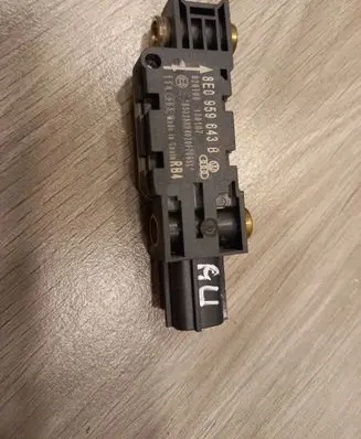 Audi A4 S4 B7 8E 8H Airbag deployment crash/impact sensor 8E0959643B