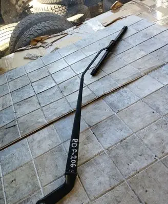 Peugeot 206 Front wiper blade arm 33493