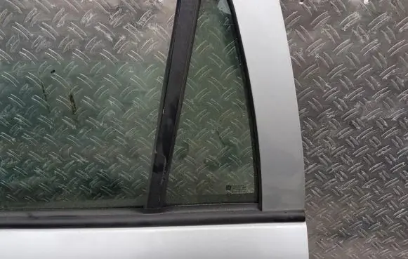 Opel Astra G Rear vent window glass 