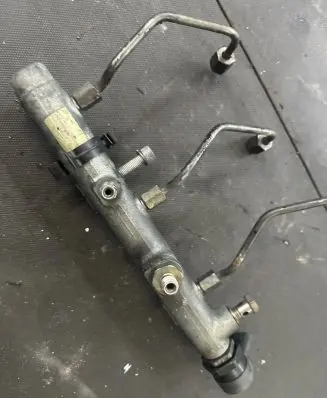 Audi A6 S6 C6 4F Fuel distributor 
