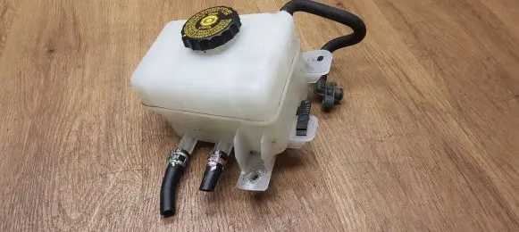 Brake fluid reservoir