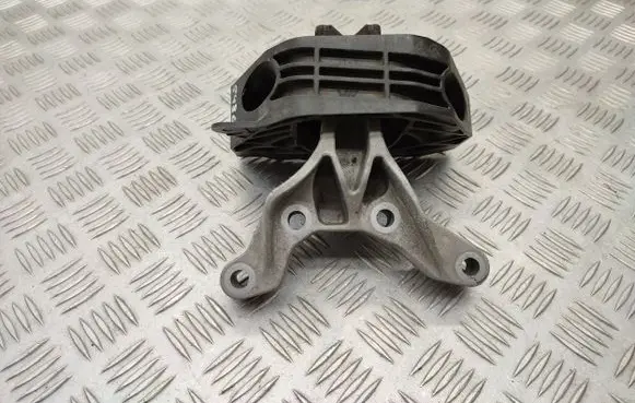Peugeot 208 Engine mount bracket