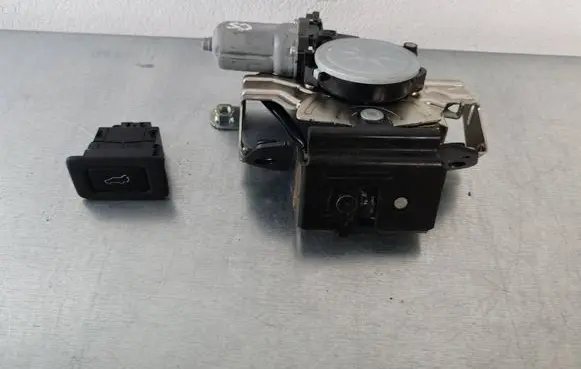 Subaru Outback (BS) Tailgate/trunk/boot lock/catch/latch T3161322C 1638000620