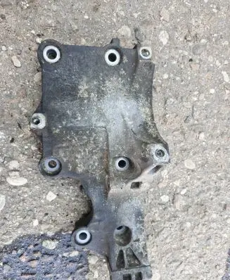 Volkswagen PASSAT B6 Generator/alternator bracket 