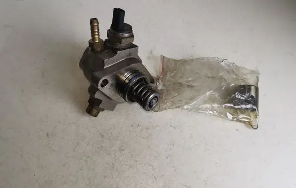 Volkswagen Polo V 6R Fuel injection high pressure pump 04E127026BB