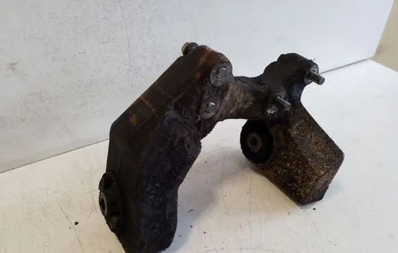 Suzuki Grand Vitara II Front differential bracket 