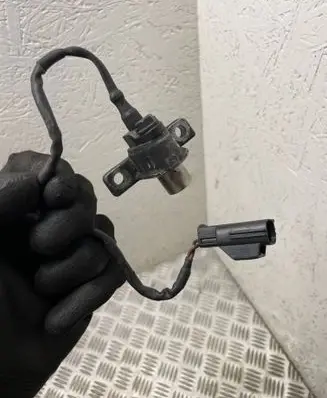 Volvo S60 Crankshaft position sensor 1275599 0296000650