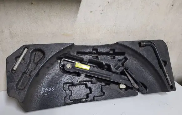 Mercedes-Benz ML W164 Tool set A1648990614