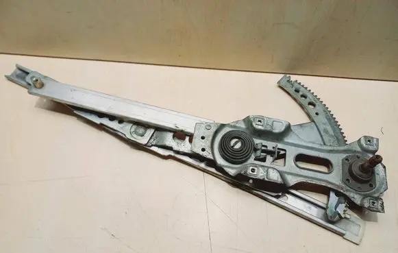 BMW 5 E28 Front door manual window regulator 1867903