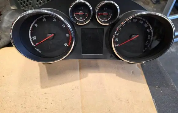 Opel Meriva B Speedometer (instrument cluster) 13430892 600775881