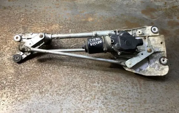 Nissan X-Trail T30 Front wiper linkage and motor 38363