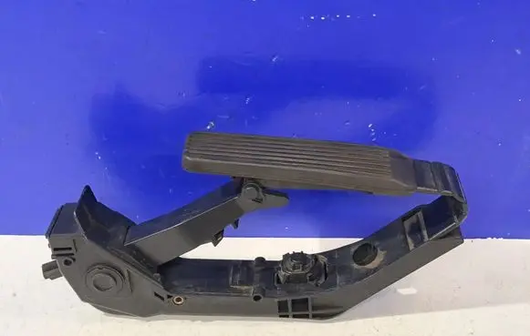 Mercedes-Benz E W211 Accelerator throttle pedal A2113000504