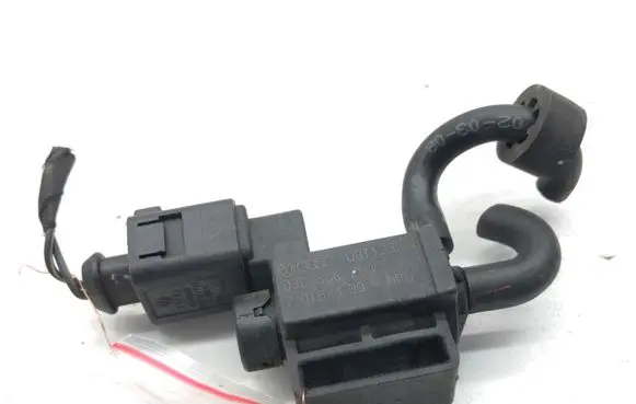 Volkswagen Golf V Fuel pressure regulator 03C906283