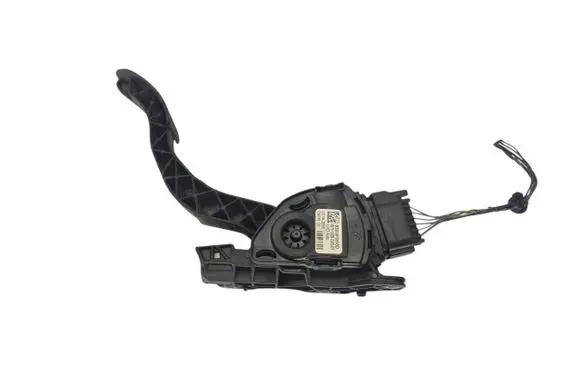 Accelerator throttle pedal