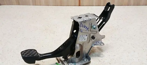 Volkswagen Touran I Brake pedal 1T1721057E 609761C004