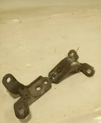 Toyota RAV 4 (XA20) Front door upper hinge 685C