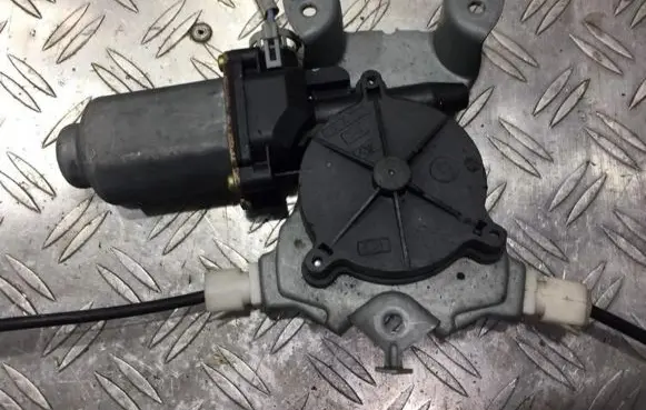 Nissan Almera N16 Front door window regulator motor 400601t3