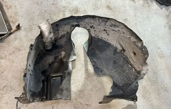 Front wheel arch liner splash guards
