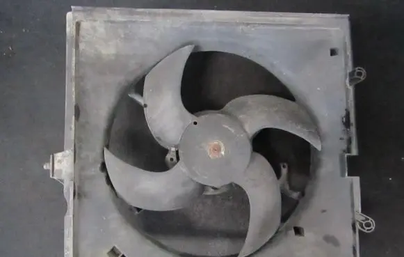 Mitsubishi Carisma Radiator cooling fan shroud