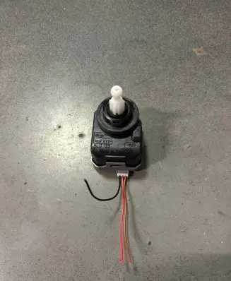 Headlight level adjustment motor