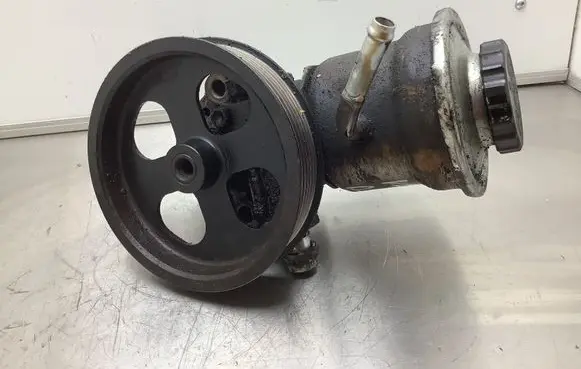 Toyota Corolla Verso AR10 Power steering pump 