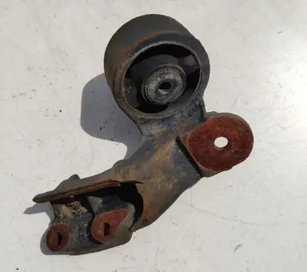 Peugeot 406 Engine mounting bracket