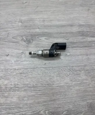 Volkswagen PASSAT B7 Fuel injector 03C906036J