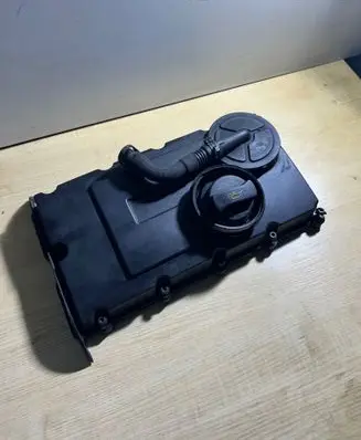 Volkswagen Touran I Rocker cam cover 03G103475