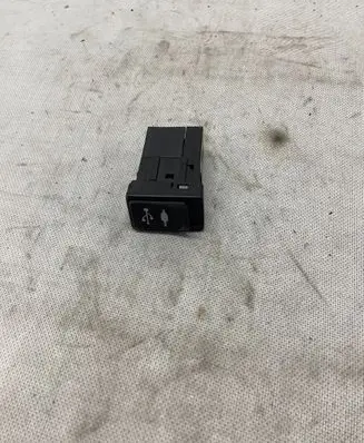 Toyota Auris E180 USB socket connector 861900D030