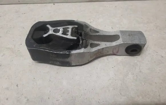 Peugeot 3008 I Engine mount bracket 9811786680