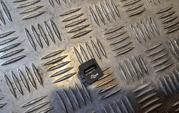 BMW X5 E70 USB socket connector 9167196