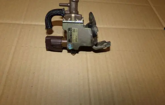 Toyota Avensis T220 Vacuum valve 25819-27010