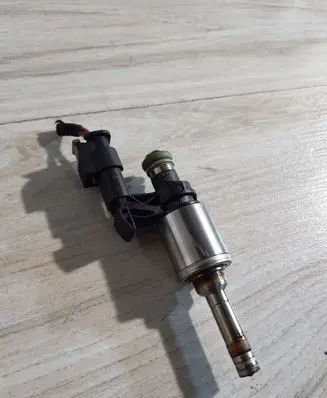 Volkswagen Golf VII Fuel injector 04E906036E