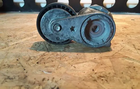 Volvo V40 Timing belt tensioner 31251654