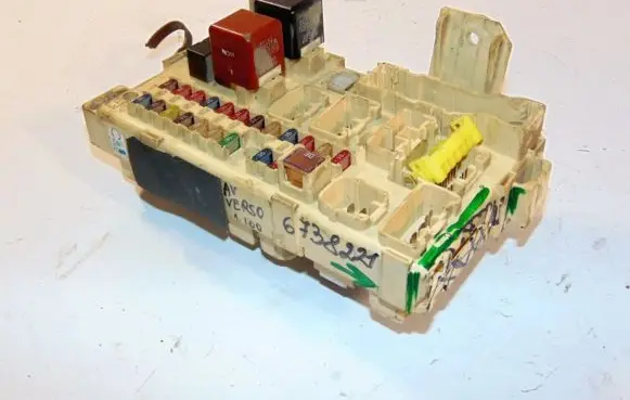 Toyota Avensis Verso Fuse module 8922144030