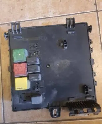 Opel Vectra C Fuse module 13112909 57DBKN 155717