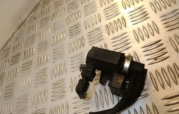BMW X3 E83 Vacuum valve 2247906