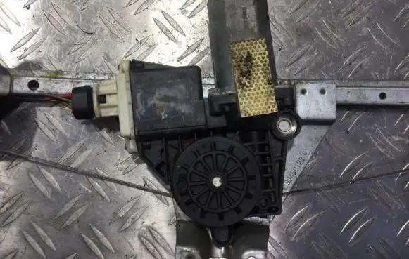 Opel Omega B1 Rear door window regulator motor 0130821653