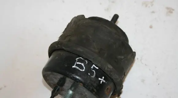 Volkswagen PASSAT B5.5 Engine mount bracket