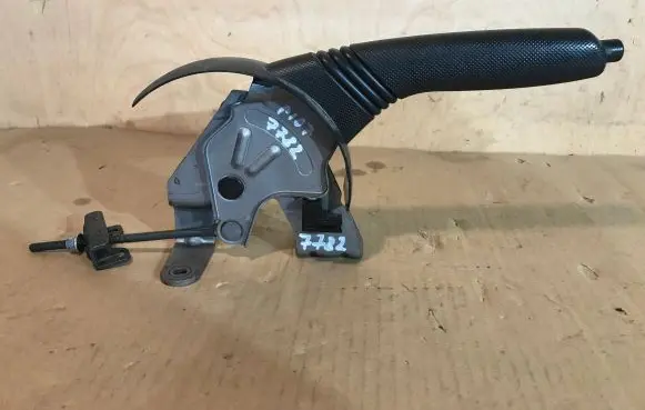 Peugeot 107 Handbrake/parking brake lever assembly