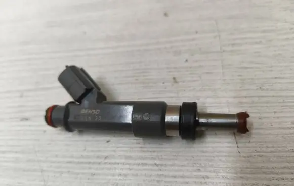 Toyota C-HR I Fuel injector 232500T110