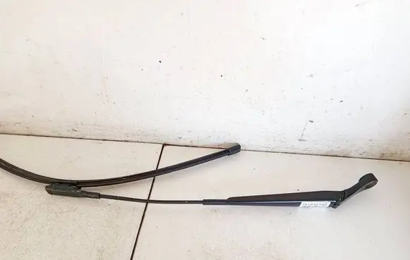Opel Zafira B Front wiper blade arm 13145563