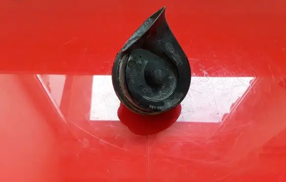 Volkswagen PASSAT B6 Horn signal A28657625 E1000209