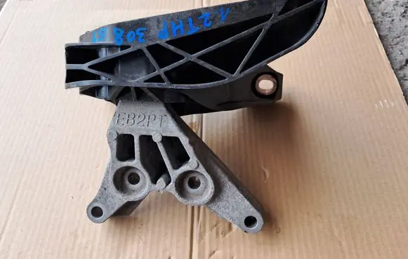 Peugeot 308 Engine mount bracket EB2PT